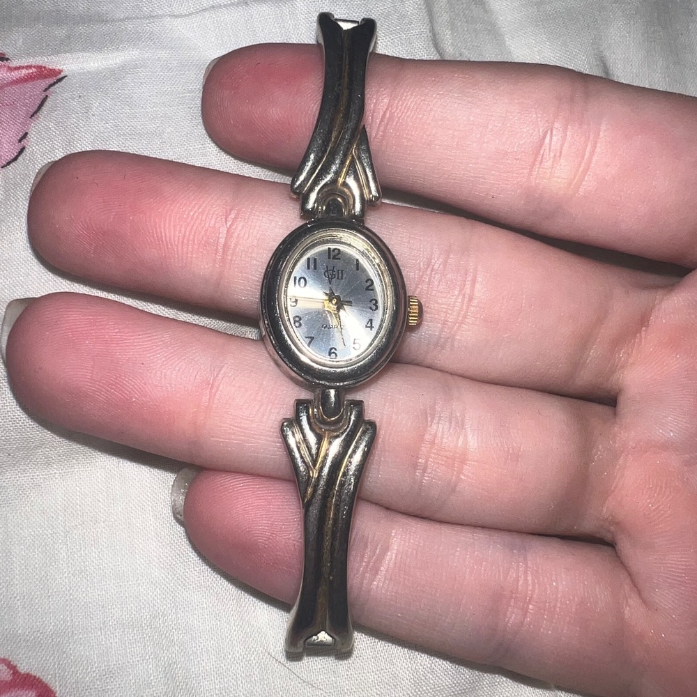 Stretchy Gold Watch (Does need batteries)